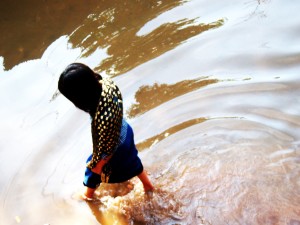 Ragazza in un villaggio galleggiante sul Mekong