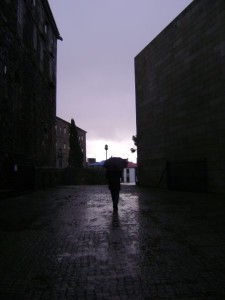Scorcio Santiago - Bonaval - CGAC - di spalle camminando sotto la pioggia - foto di Vincenzo Bevivino