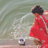 Donna lungo il Gange a Varanasi (India)